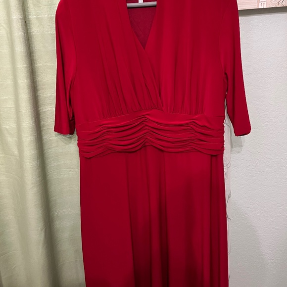 Red dress, 3/4 sleeve - Picture 2 of 8